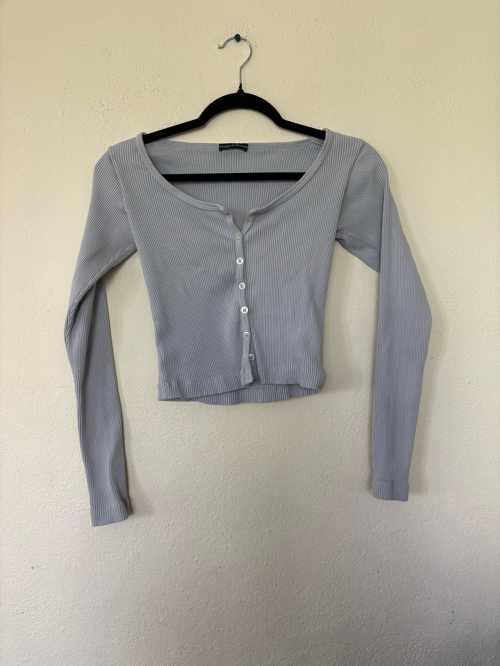 Brandy Melville Light Gray Ribbed Button-Front Long Sleeve Crop Top